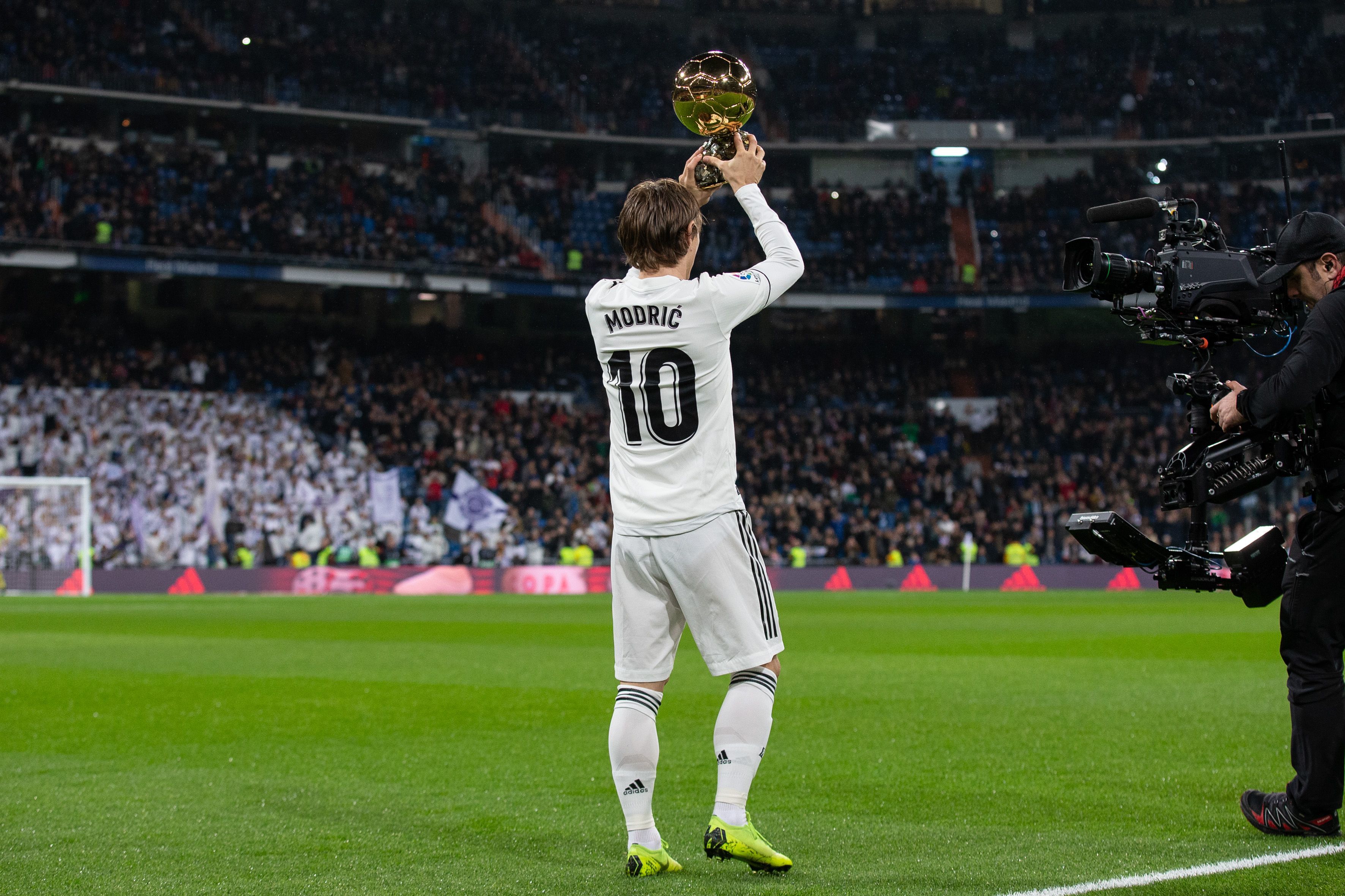 杨乐乐带儿子飞成都参加马术比赛，汪涵又缺席，沐沐露脸更像妈妈