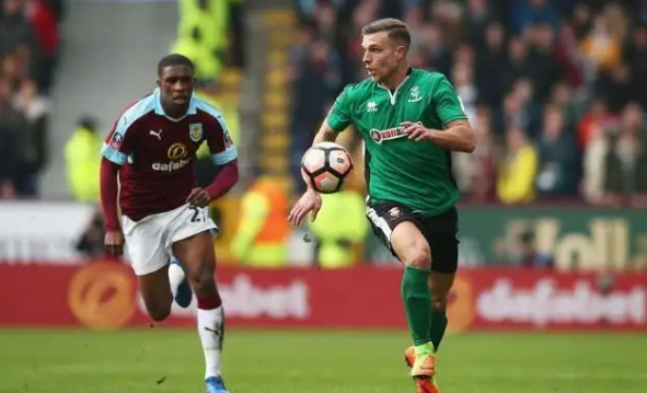 有爱!梁靖崑1-2不敌小勒布伦一脸惊讶,孙颖莎微笑着帮他复盘失利