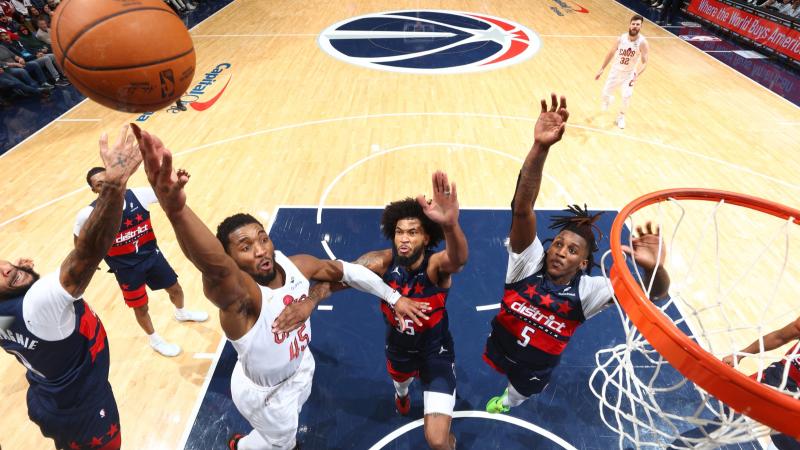 欧文突破防守连续得分